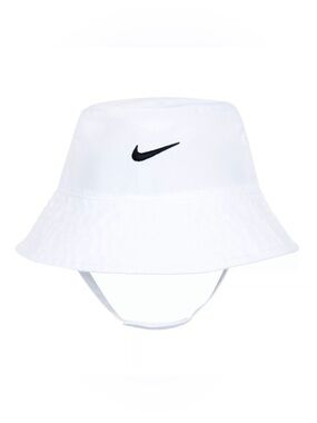 NIKE WHITE INFANT BUCKET HAT WITH UPF40+ SUN PROTECTION & SWOOSH 0-12 MONTHS